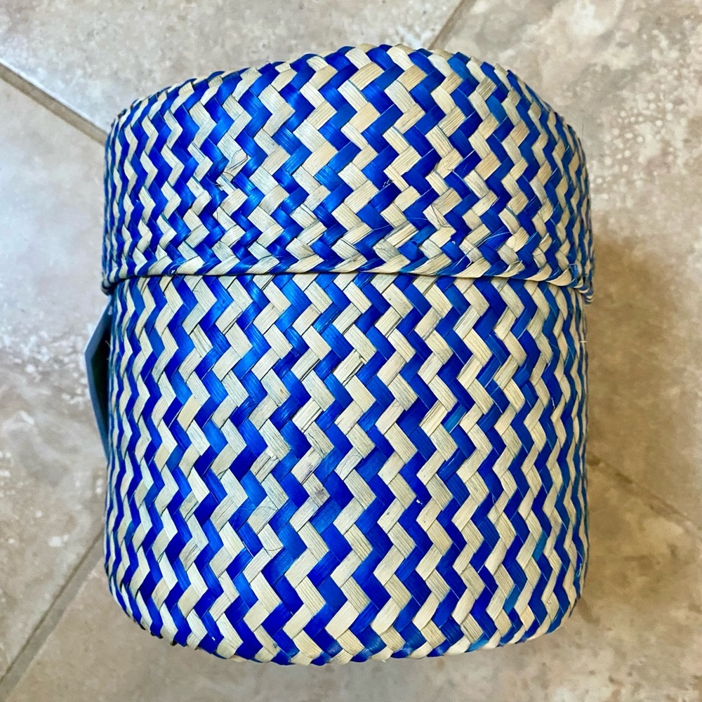 🆕 Handmade Lidded Palm Leaf Basket - Picture 2 of 10